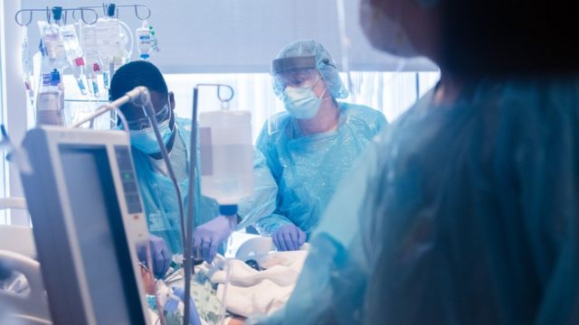 Paciente passou seis semanas na UTI especializada em covid-19 no hospital, ligada a um respirador e a uma máquina de oxigenação por membrana extracorpórea, chamada de ECMO