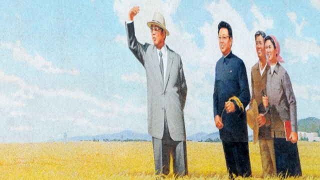 Şimali Koreyanın keçmiş prezidentləri, ata Kim İl-Sung (solda) və oğul Kim Jong-İl-i (ortada) göstərən afişa