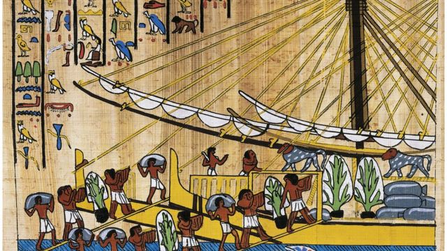 Papiro antigo e colorido com ilustração de barco e diversos homens trabalhando nele