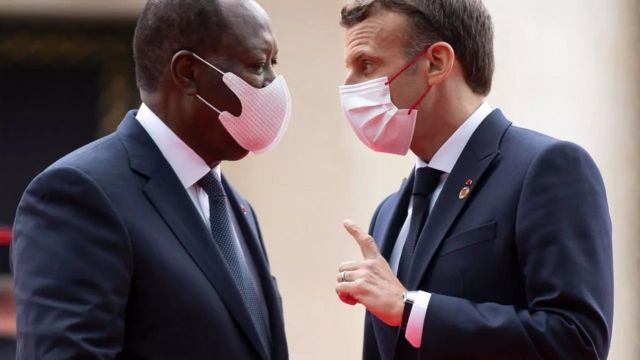 Le président français, Emmanuel Macron, accueille son homologue ivoirien, Alassane Ouattara, à l'occasion du sommet sur le financement des économies africaines à Paris, le 18 mai 202
