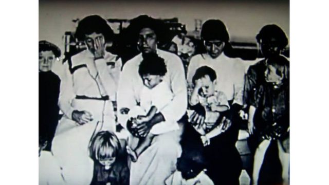 Foto de 10 de los sobrevivientes de Clipperton, tomada en el buque USS Yorktown que los rescató en 1917.