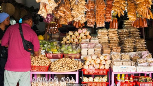 在亞庇市的小吃市場裏，"lemang periuk kera"並不是一種特別引人注目的小吃