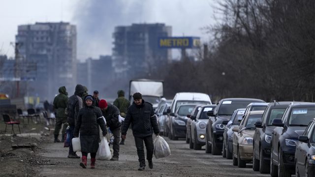 被困乌克兰马里乌波尔的乌克兰市民试图徒步出城撤离（20/3/2022）