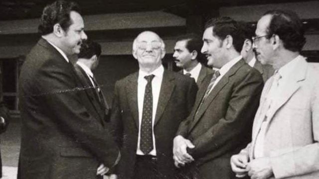 Jabbari mediates between the former President of South Yemen, Ali Nasir Muhammad (to his right) and the Prime Minister of North Yemen before unity (to his left).