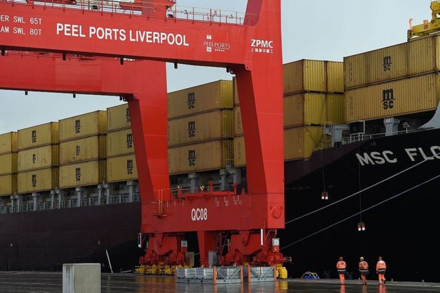 Contenedores en un barco y grúas en el puerto de Liverpool, Reino Unido.
