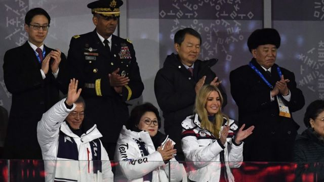 伊万卡在冬奥闭幕礼上坐在朝鲜代表团团长金英哲的前方