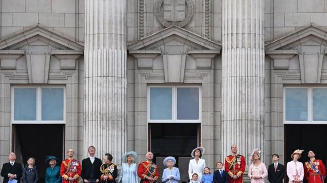 La reina Isabel II y miembros de la familia real en el balcón del Palacio de Buckingham