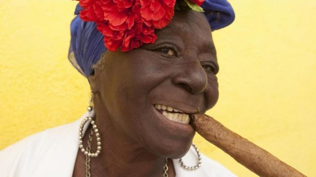 Mulher cubana posa com charuto na boca
