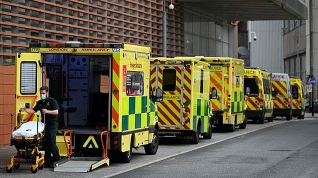 Fila de ambulâncias em Londres