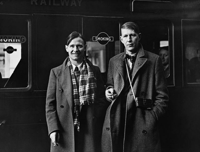 Автор вдохновившего фильм романа "Прощай, Берлин!" английский писатель Кристофер Ишервуд (слева) вместе со своим другом знаменитым поэтом Уильямом Оденом. 1938 г.