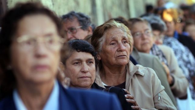 Chilean women in a row