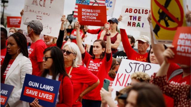 مسيرة للجماعات المناهضة للسلاح في الولايات المتحدة ضمت أعضاء في الكونغرس عن الحزب الديمقراطي تقف أمام مبنى الكابيتول في واشنطن.