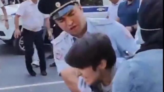 متظاهر يعتقله شرطي في داغستان