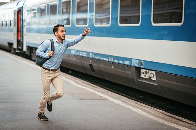 Hombre llega tarde a tomarse un tren