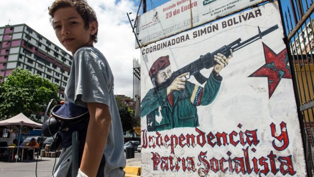 Un mural de Chávez armado