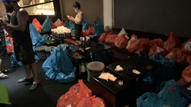 酒店工会搜集许多救济物资发放给弱势工会成员。(photo:BBC)