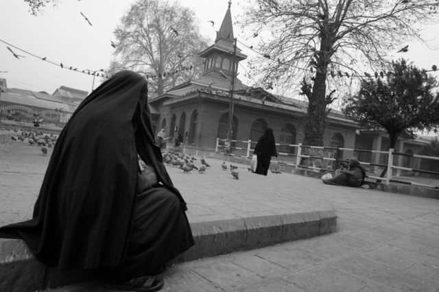 Seorang perempuan di sebuah kuil di Srinagar.