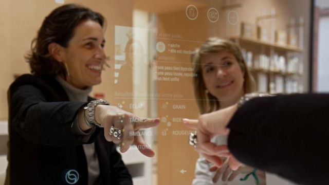 دو عورتیں فرانسیسی کمپنی 'کیئر او ایس' کی موشن ڈیٹیکشن ٹیکنالوجی کو استعمال کرنے کی کوشش کر رہی ہیں
