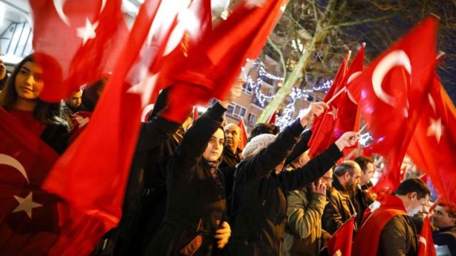 Geçen yıl referandum öncesi Dışişleri Bakanı Çavuşoğlu'nun Rotterdam'da miting yapmasına izin verilmemesi üzerine Rotterdam'daki Türkler protesto gösteri düzenlemişti.