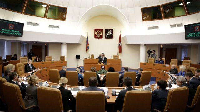 На прошлых выборах в Мосгордуму большинство голосов получила "Единая Россия". На эти выборы партия не выдвинула ни одного кандидата: все "единоросы" позиционируют себя как самовыдвиженцы