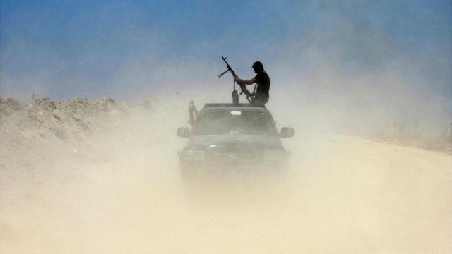 Soldado de milícia iraquiana em carro