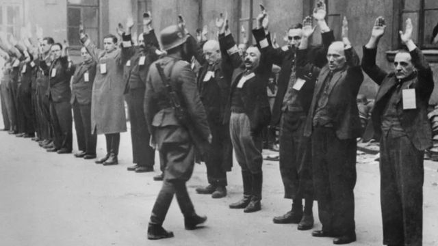 Judeus sendo revistados no regime nazista