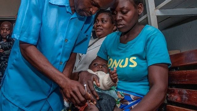 Profissional da saúde aplica vacina contra a malária em recém-nascido
