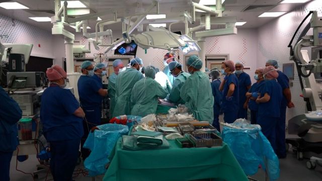 Equipe médica em sala de cirurgia em operação de Safa e Marwa em Londres