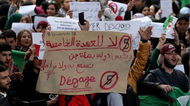Des étudiants protestent contre la candidature d'Abdelaziz Boutefika à la présidentielle d'avril prochain.