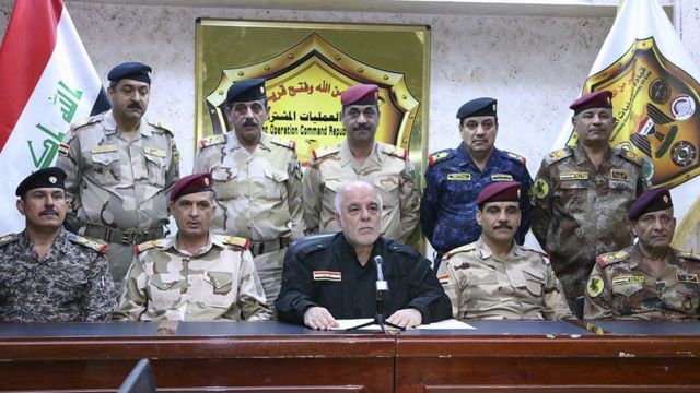 प्रमुख सैन्य और पुलिस अधिकारियों के साथ इराक़ के प्रधानमंत्री हैदर अल अबादी मोसुल को मुक्त कराने की कार्रवाई की घोषणा करते हुए.