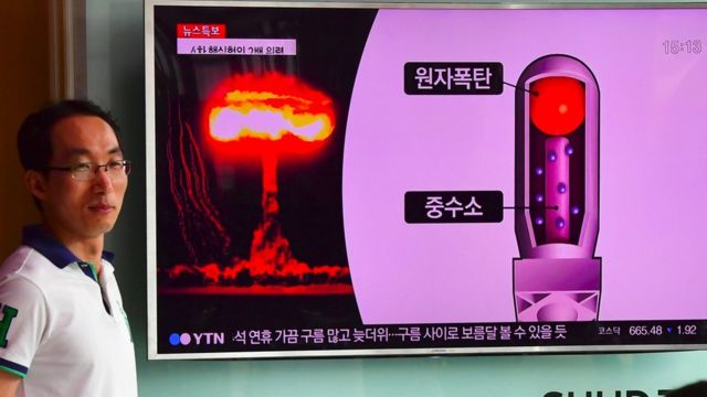 Ciudadanos en Seúl escuchan las noticias sobre el terremoto en Corea del Norte.