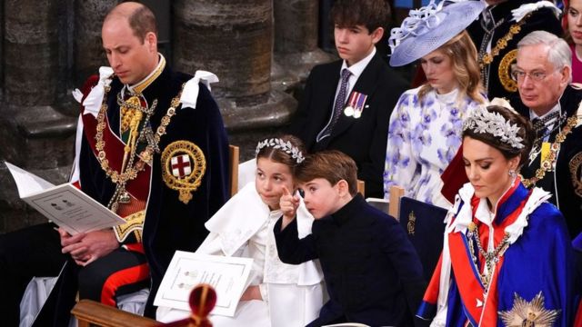 英王查尔斯加冕仪式现场标志性瞬间：威廉轻吻父亲脸颊，哈里未获登白金汉宫阳台(photo:BBC)