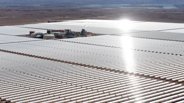 Pemandangan udara Noor 1 Concentrated Solar Power (CSP) di Maroko. Noor 1 adalah salah satu pembangkit listrik tenaga surya terbesar di dunia.