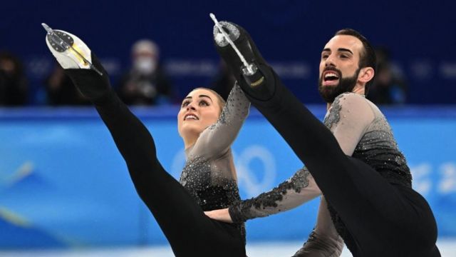 Timothy LeDuc y Ashley Cain en acción durante los Juegos Olímpicos de Invierno de 2022.