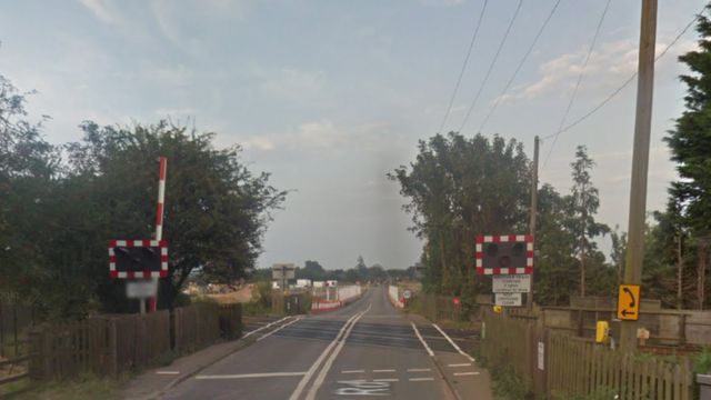Norwich Level Crossing Train Missed Car By 0 25 Seconds Bbc News - railroad crossing roblox game