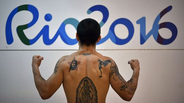 El boxeador argentino Ignacio Perrin muestra sus músculos y sus tatuajes en el complejo Riocentro, en Río de Janeiro, el 4 de agosto.