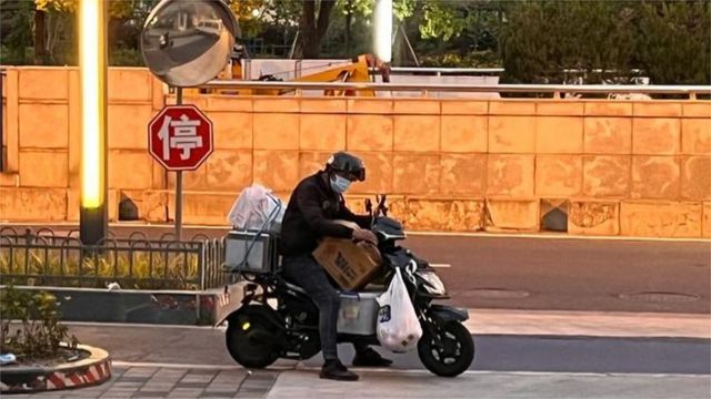 上海政府正掙扎著與各大外賣電商合作，解決騎手不夠的問題。根據中國新浪網報導，現在大上海的外賣騎手現在在崗人數達1.8萬人，每日約有180萬張訂單。
