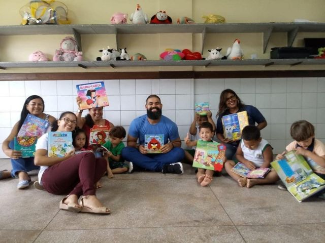 Thiago distribui livros em creche na periferia de Maceió