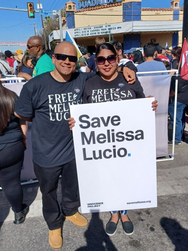 John Lucio pada demonstrasi yang mendukung pembebasan ibunya.