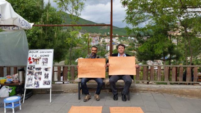 Candan Badem, işlerine geri dönmek için açlık grevi yapan Nuriye Gülmen ve Semih Özakça'ya 1 günlük açlık greviyle destek vermiş