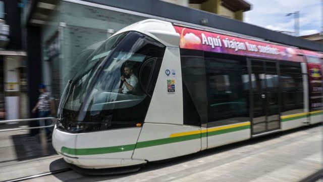 Un tren del metro de Medellín