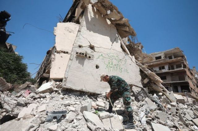جندي سوري يبحث عن متفجرات في منطقة المليحة بالغوطة الشرقية في 1 تموز/يوليو 2019