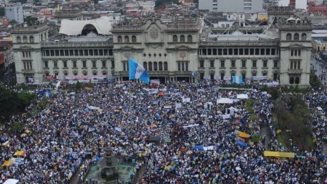 Vista aérea del Palacio de la Cultura en Ciudad de Guatemala el 16 de mayo de 2015 de una marcha de protesta para exigir la dimisión del entonces presidente de Guatemala Otto Pérez Molina