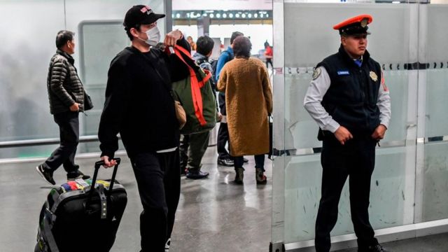 Hombre con máscara en el aeropuerto de México.