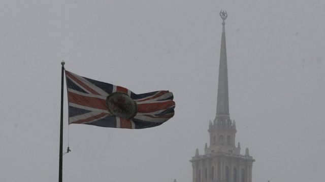 флаг Британии и шпиль здания МИД РФ