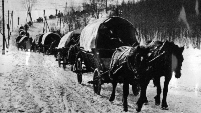 Волинські німці з Волині їдуть возами до Німеччни. Фото. Лютий 1940 року