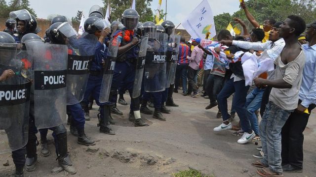 Des manifestants défient des policiers, à Goma, en RDC, le 19 octobre 2016.