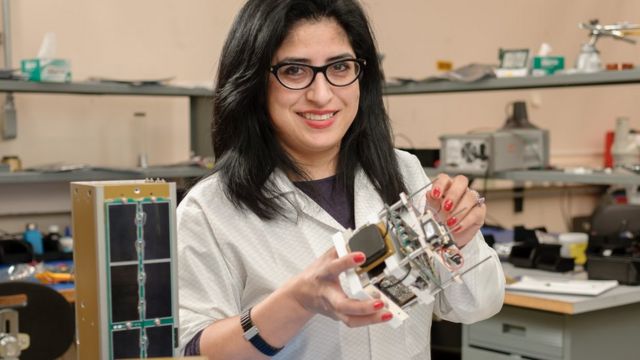 Ali Guarneros Luna con un satélite en mano (Foto: Ali Guarneros Luna)