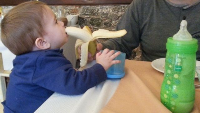 Bebê comendo banana