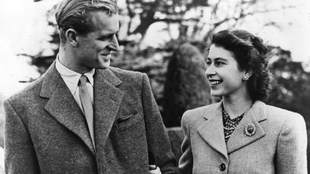 1947年，新婚不久的伊丽莎白公主（右）与菲利普亲王（左）在罕布什尔郡拉姆西镇布罗德兰乡度蜜月（Broadlands, Romsey, Hampshire），那是他舅舅路易·蒙巴顿伯爵（Earl Louis Mountbatten）的居所。(photo:BBC)